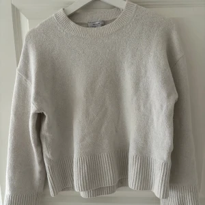 Stickad Tröja - En super fin tröja💞 använder inte längre då jag köpt en ny, märks att plagget är lite använt, men inga större defekter🩷(lite hård i materialet, men inget man tänker på)💞💞