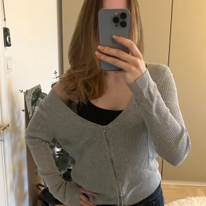 Offshoulders kofta - Säljer denna gråa kofta i gott skick, som kan vara både vanligt samt offshoulders. Bör vanligt strl. S och denna är strl. L fast den passar bra. 