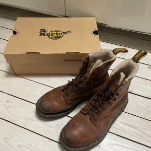 Dr Martens 1460 Serena - Fina bruna Dr Martens 1460 i modellen Serena, fodrade! Fint men använt skick!