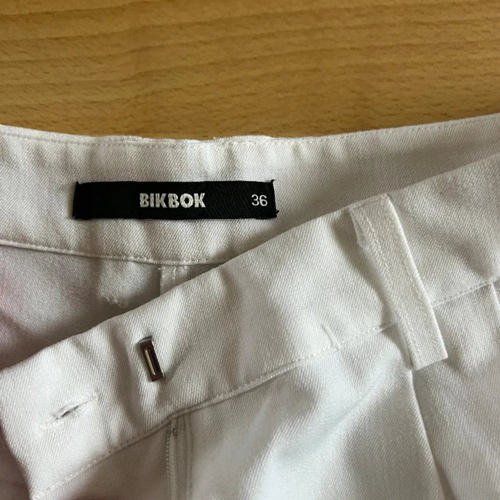 Vista kostymbyxor (högmidjade) från Bikbok i strlk 36. Knappt använda så dom är i mycket gott skick. . Jeans & Byxor.