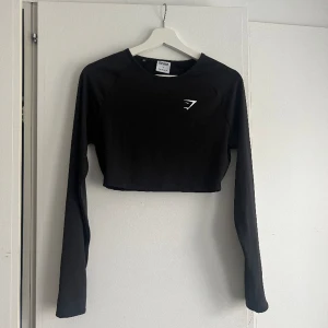 Träningströja gymshark - Träningströja från gymshark i croppad modell. Använd ett par gånger men fortfarande i toppenskick 😊 Storlek S