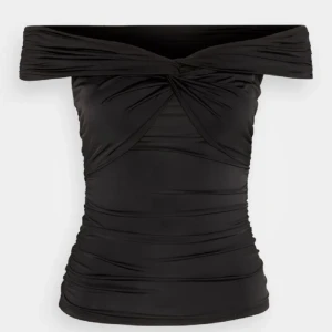 Topp - Sjukt snygg topp. Prefekt att använda som en festtopp. Helt ny med lappen kvar. Säljer då den tyvärr inte passade💓