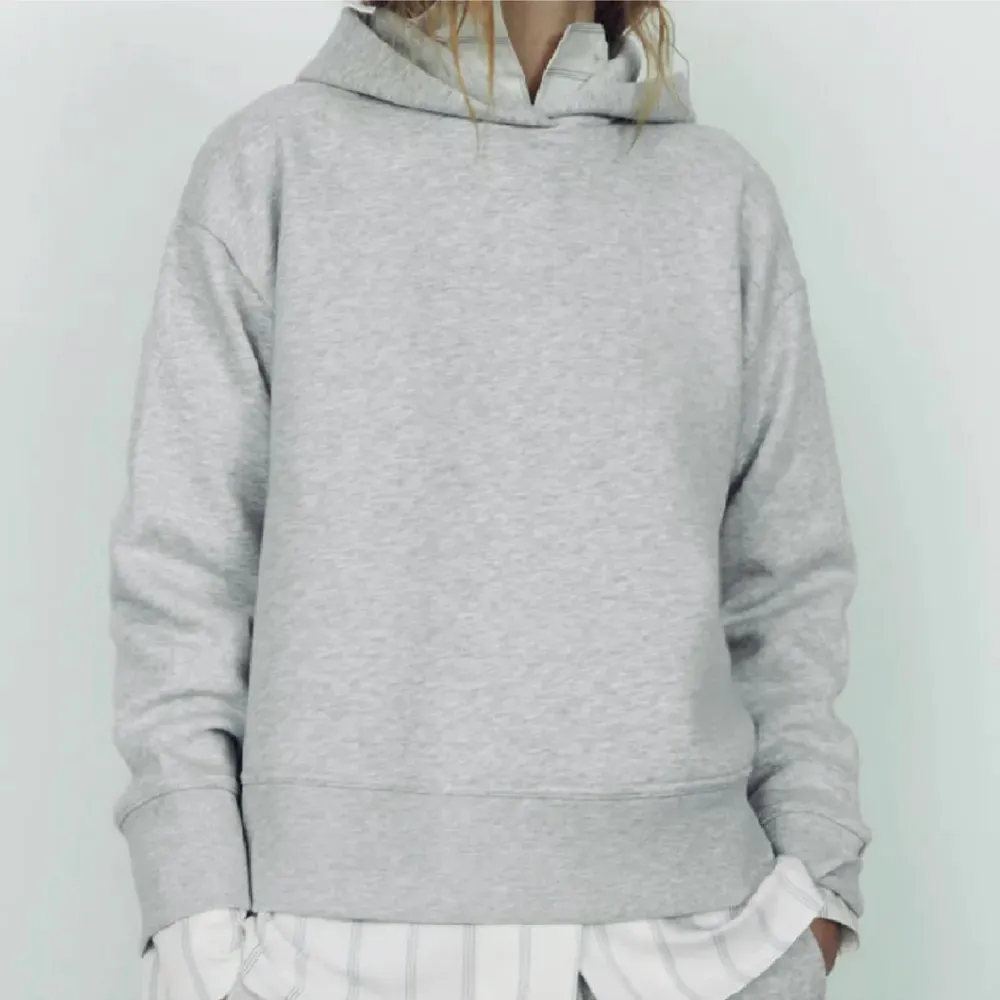 Superfin grå hoodie från zara som är slutsåld!! Nyskick då den knappt är använd💞skriv gärna för egna bilder . Hoodies.