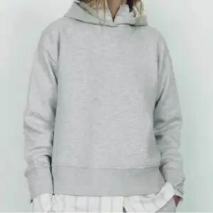 Superfin grå hoodie från zara som är slutsåld!! Nyskick då den knappt är använd💞skriv gärna för egna bilder 