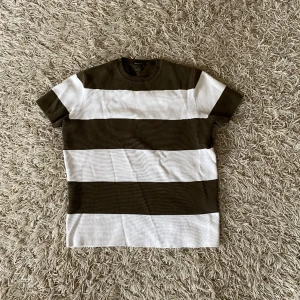 Massimo dutti tshirt  - Snygg Massimo dutti tshirt. Säljer pga att den är för liten. Köparen står för frakt💫