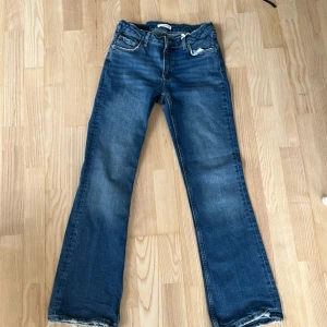 Ginatricot jeans - Helt nya jeans från Gina utan prislapp. Andvänd cirka en gång tidigare men inte mer. Midjan går att justera och innerbensmåttet finns i bilderna. Vill man veta andra mått är det bara att fråga.
