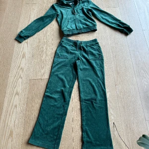 Juicy set storlek 10/11 - Grönt Juicy Couture set i storlek 10/11. I bra skick, inga fläckar, hål eller defekter. Säljer då dottern vuxit ur. 