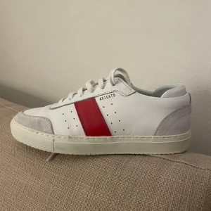 Arigato sneakers 40 - super fräscha arigato sneakers i strl 40! köpt för ca 2 år sen men endast använda en gång. nyskick. 