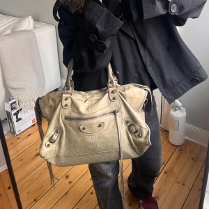 Balenciaga city bag - Intressekoll på min balenciaga city bag, i en ljusgrön/beige färg 🫶🏼 skriv för fler bilder 