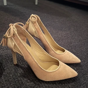 michael kors skor - Ett par äkta beiga michael kors klackar i mocca med guldiga detaljer • säljs pga att de tyvärr inte kommer till användning• NY SKICK• ny pris var 2000 säljer för 800 men priset går att diskutera vid snabb affär! storlek 6M, kontakta för fler bilder💕 