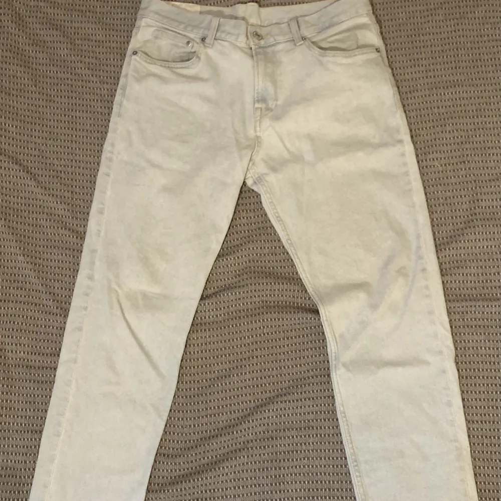 Ljusblå Jeans från Hm i storlek 32/32. Jeans & Byxor.