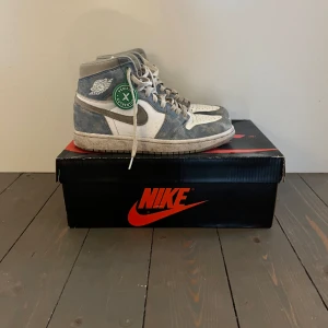 Jordan 1 High Hyper royal  - Kan inte så mycket om skor, köpte dessa för längesedan. Fint skick endast lite smutsiga.  Det finns bevis på att de är äkta. 