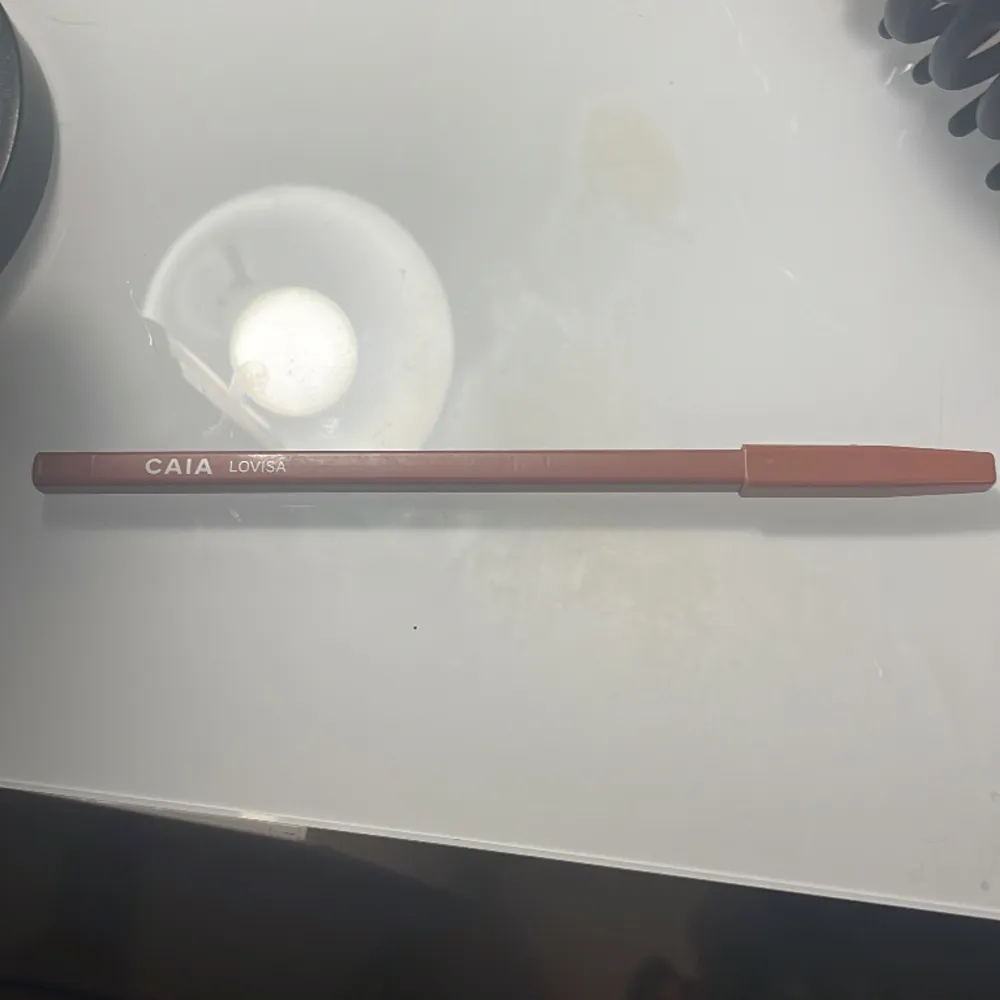Jag säljer min fina läpp penna från caia i färg Lovisa för att jag tyvär har två💗Den är aldrig vässad och den är helt ny men den är andvänd💗ny pris är 145kr❤️pris kan diskuteras ❤️. Övrigt.
