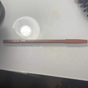 Jag säljer min fina läpp penna från caia i färg Lovisa för att jag tyvär har två💗Den är aldrig vässad och den är helt ny men den är andvänd💗ny pris är 145kr❤️pris kan diskuteras ❤️