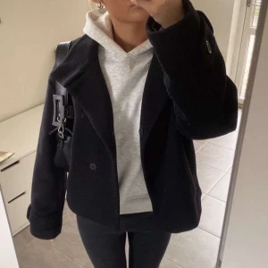 Kashmir blend kappa  - Svart Kashmir blend kappa från uniqlo. Lite oversized i storleken. Passar perfekt inför våren 