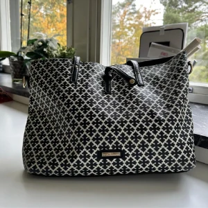 Svartvit väska  - Svartvit väska 