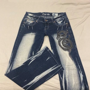 lågmidjade bootcut jeans från Crazy Age💕 - eftertraktade och unika! midja 40 cm plus stretch o innerben 75 cm ja e 170 för referens💕märkta som storlek 38 men sitter som 34-36