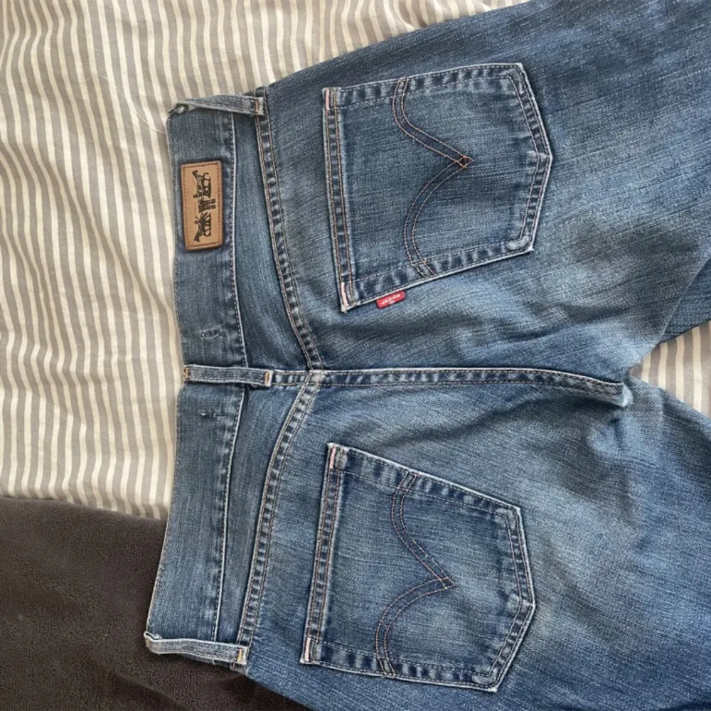 Säljer dessa superfina Levis jeans för de är förstora för mig. Jag köpte dom på plock men har aldrig kunnat använda dom. De har lite tecken på användning men knappast synligt.. Jeans & Byxor.