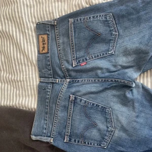 Levis jeans - Säljer dessa superfina Levis jeans för de är förstora för mig. Jag köpte dom på plock men har aldrig kunnat använda dom. De har lite tecken på användning men knappast synligt.