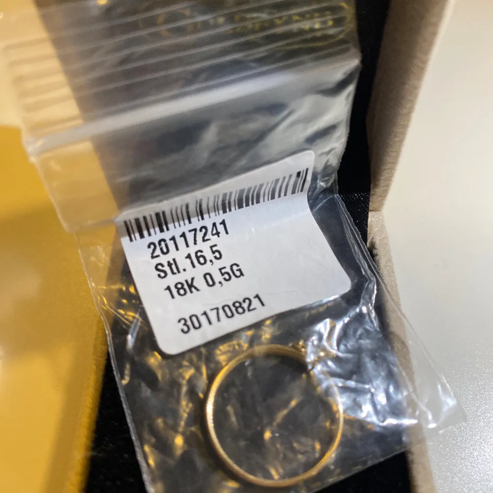 En guldplaterad ring i 18k och väger 0.5g, köptes för 1498kr. Ringen är i storlek 16,5. Heter ”Tunn ring med liten hjärtberlock i 18K guld” på Guldfynd. Aldrig använd pågrund av fel storlek. Säljer för 1000kr men priset kan diskuteras. . Accessoarer.