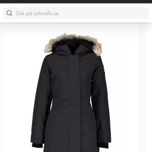 Canada goose jacka - Canada goose Victoria Parka köpt från Johnells förra året för 12 tusen. Kvitto finns. Jackan har knappt kommit till användning då jag har tusen jackor, så det är bättre att sälja. Jätte varm och fin dock. 