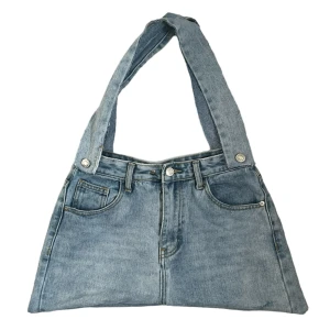 ascool handgjord jeansväska - säljer denna ascoola jeans handväskan som jag själv har gjort! perfekt nu till våren och sommaren! defekter finns på bild 3. om du har frågor så är det bara att kontakta mig!