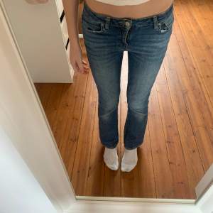 Super fina blåa lågmidjade bootcut jeans använda fåtal gånger💕💕Jag är  165 cm lång och jeansen är i storleken 152. Pris går alltid att förhandla💕