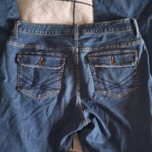 Säljer mina lowwaist Lee jeans då de är lite för stora. De har inga fläckar eller hål eller nåt. Skriv privat för mått eller fler bilder🩷