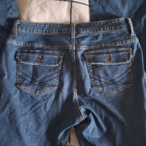 Lowwaisted Lee jeans - Säljer mina lowwaist Lee jeans då de är lite för stora. De har inga fläckar eller hål eller nåt. Skriv privat för mått eller fler bilder🩷