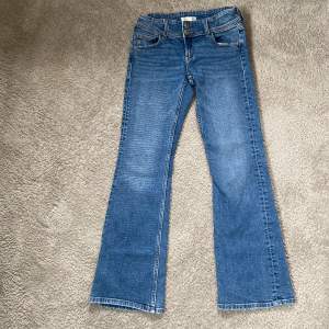 Jag säljer dessa jätte fina blåa utsvängda jeans från Gina tricot som är i jätte bra skick💕