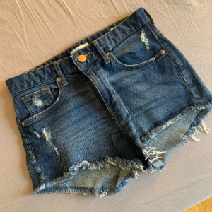 Jeansshorts  - Jättesnygga shorts från hm i stl 34. Är i nyskick, säljer för 150kr❤️