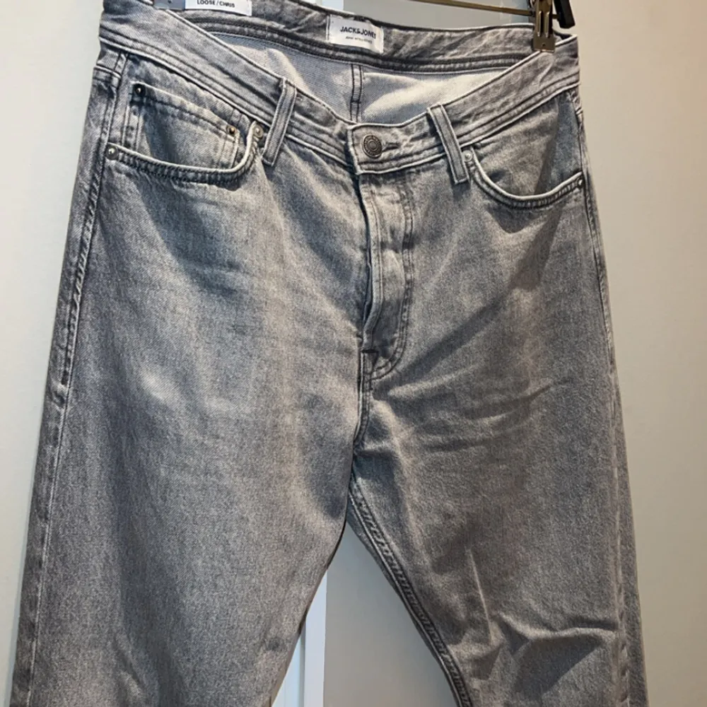 Jack and Jones jeans i straight pass form och storlek 30-32  Använt ett par gånger men fortfarande i bra skick . Jeans & Byxor.