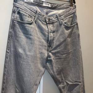 Jack and Jones jeans i straight pass form och storlek 30-32  Använt ett par gånger men fortfarande i bra skick 