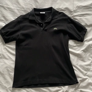 Lacoste piké  - Säljer Lacoste piké pga för liten. Knappt använd och är som ny. Storlek S, pris kan diskuteras