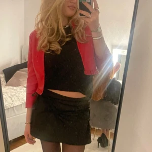 Röd skinn kofta - Säljer en sjukt snygg kroppad kofta/jacka i rött. Inköpt second hand men har använts av mig ett fåtal gånger! Skriv för fler bilder 💘 pris kan diskuteras! Står ingen storlek men passar som som brukar vara S men passar XS-M