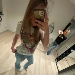 T-shirt med tryck - Skit cool T-shirt med ett tryck. Använd ett fåtal gånger, inga defekter eller skador🥰