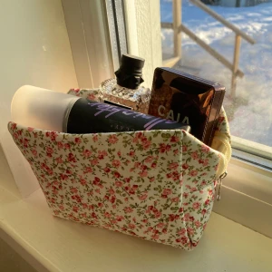 Necessär - Säljer denna super söta necessären. Den är u nyskick då den är knappt använd. Köparen står för frakt💕