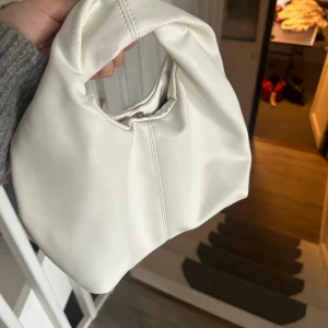 Vit handväska - Lite väska, perfekt till utgång eller liknande 