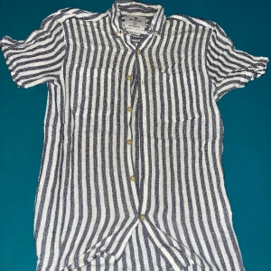 Springfield sommarskjorta - Skjorta från springfield, inte använd så mycket. Inga defekter. Skriv om ni vill se den på mig!