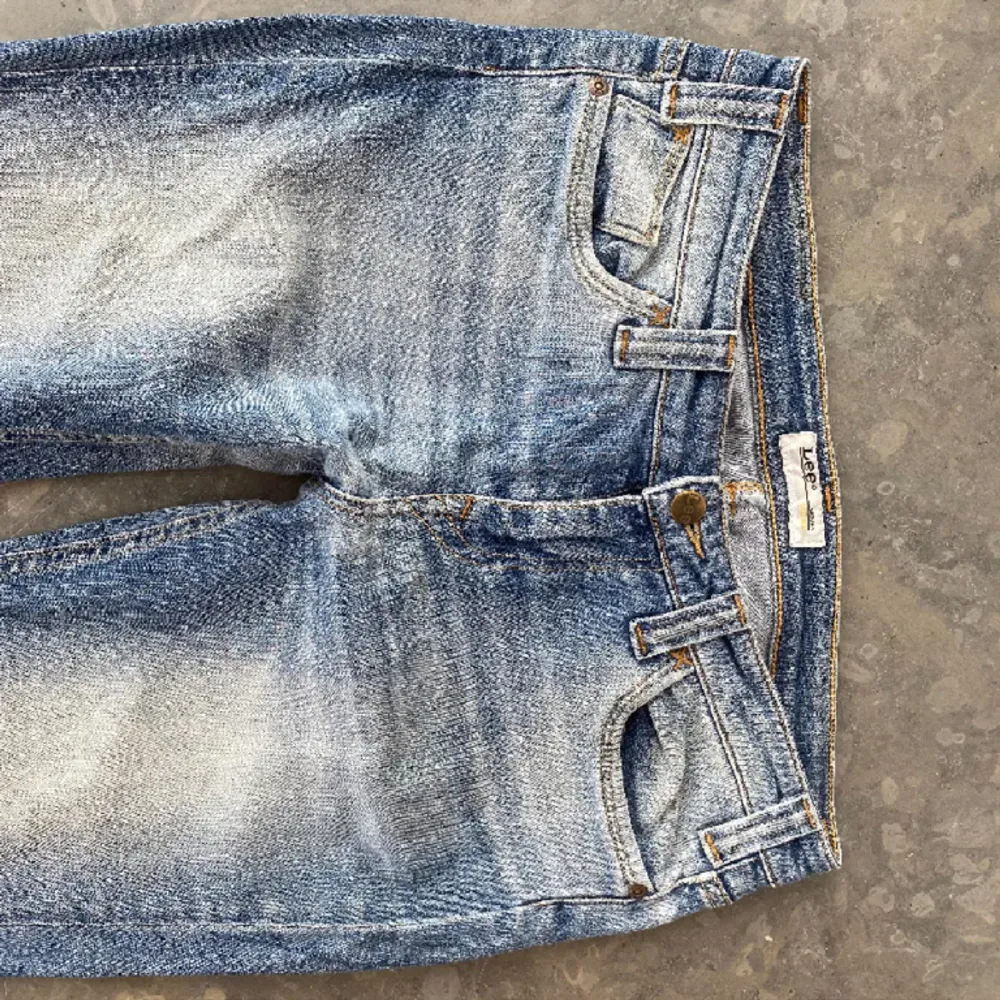 Säljer mina skitsnygga lågmidjade jeans då jag inte tycker de passar längre🥰. Jeans & Byxor.