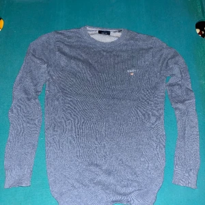 Gant crewneck - Fet crewneck från Gant, inga defekter. Passa nån runt 175cm, skriv om ni vill ha bild när den sitter på!