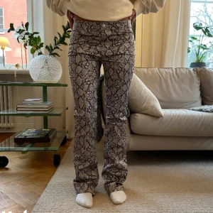 Ormbyxor  - Säljer dessa slutsålda coola ormbyxor från weekday!💕 Inte mina bilder men ser exakt likadana ut. Endast använda en gång så de är i nyskick