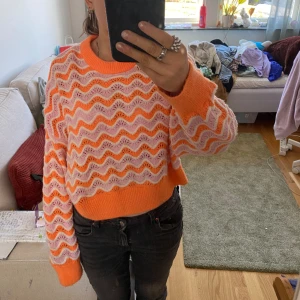 Stickad tröja - Säljer denna jättesnygga färgglada stickade tröjan. Den är perfekt till våren med färg och när det är lite kallt. Köpt på H&M för 250kr. Jättefint skick! Använd fåtal gånger ❤️