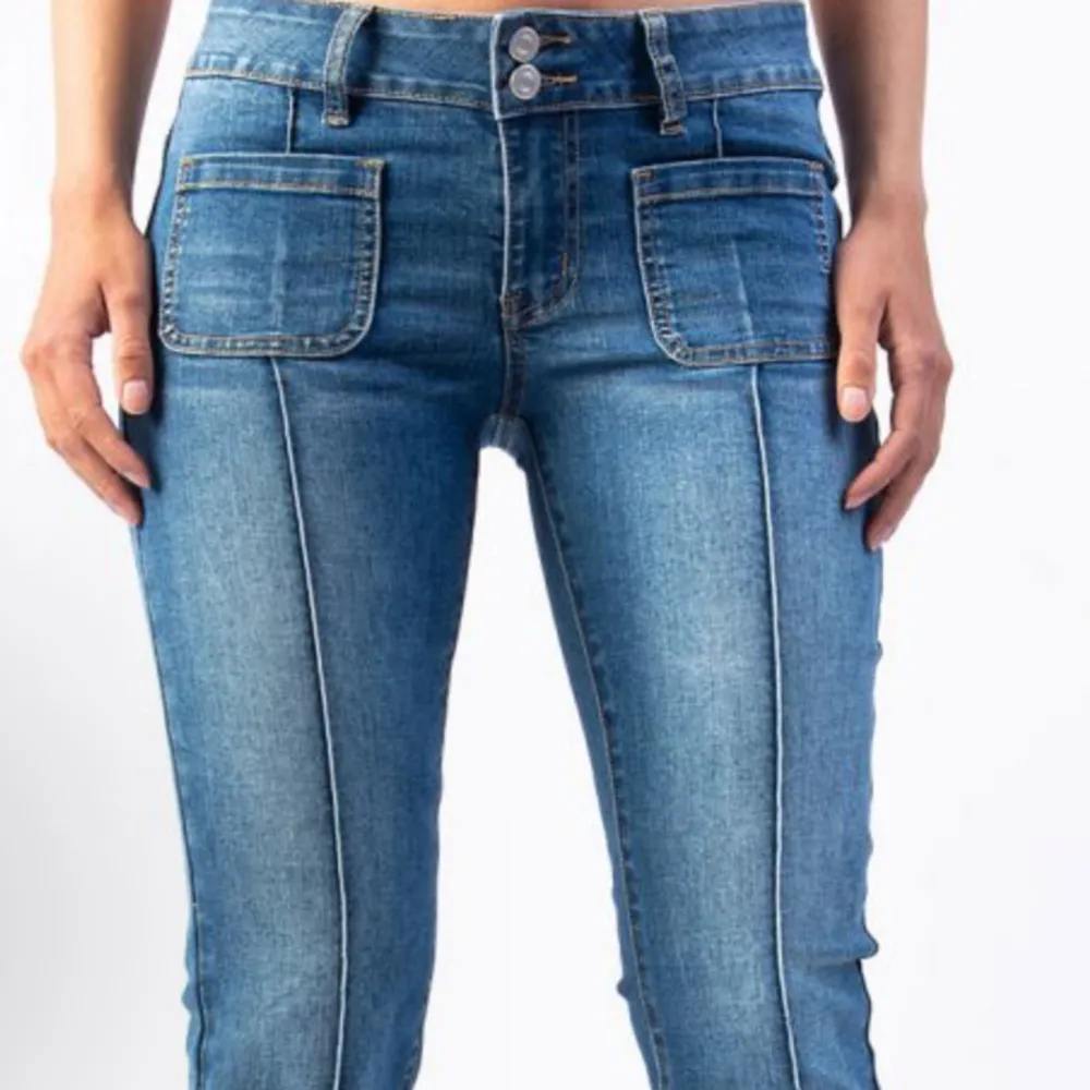 Super snygga jeans i Strl eu 36/regular längd (S/M) Byxorna är i bra skick (haft på mig dem 3 ggr) köpte dem för 699kr (nypris) . Jeans & Byxor.