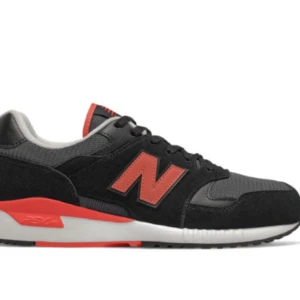 New balance  - Ett par skor från new balence som inte har kommit till användning pågrund av färgen!❤️ storlek 41 nypris:1000-1100kr säljs för 750kr (pris går att diskutera)