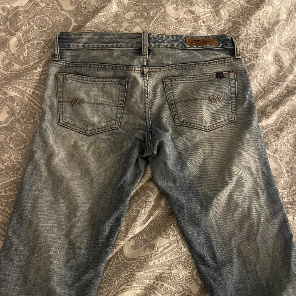 Säljer dessa jeans då de är för korta på mig som är 175. 💕 Kan tänka mig gå ner lite i pris vid snabb affär men har köpt de second hand för 700kr så vill fortfarande ha ett rimligt pris. 💓🩷💖. Jeans & Byxor.
