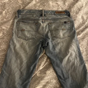Lågmidjade Jeans - Säljer dessa jeans då de är för korta på mig som är 175. 💕 Kan tänka mig gå ner lite i pris vid snabb affär men har köpt de second hand för 700kr så vill fortfarande ha ett rimligt pris. 💓🩷💖