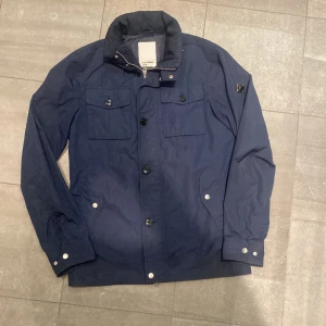 Jlindeberg jacka - En fin jlindeberg jacka i nytt skick. Inga defekter alla knappar är kvar och inget är fel på den. Den är helt perfekt nu till våren. Hör av er vid frågor och funderingar😀