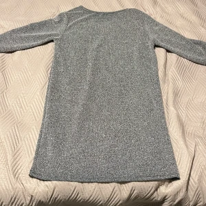 Gråsvartprickig Klänning   - Storlek S  Bra för sommarn och är lite kortärmad  Bara bärt en gång 