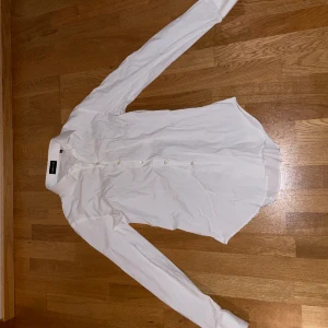 Emperio Armani  - Tja. Säljer en emperio armani skjorta i strorlek S. Inte använd många gånger. Riktigt bra skick 